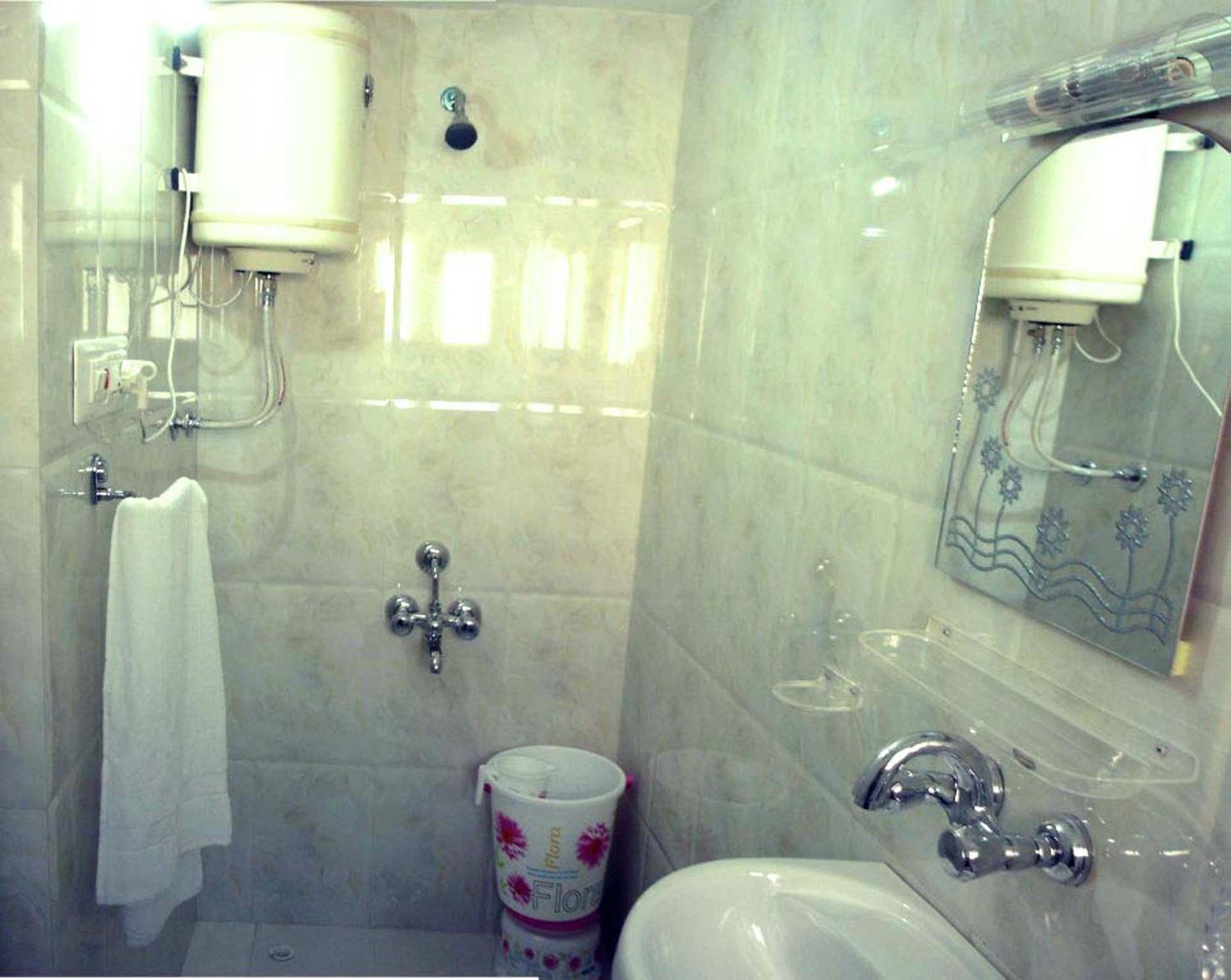 Ikraam Inn Bed&Breakfast Srinagar  Bagian luar foto